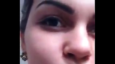 se masturba en su ba&ntilde;o