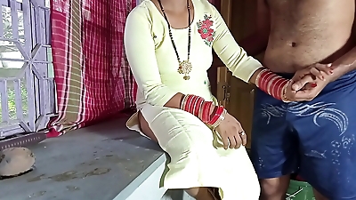 मालकिन की जवान बड़ी बेटी को किचन स्टैंड पर चोदा